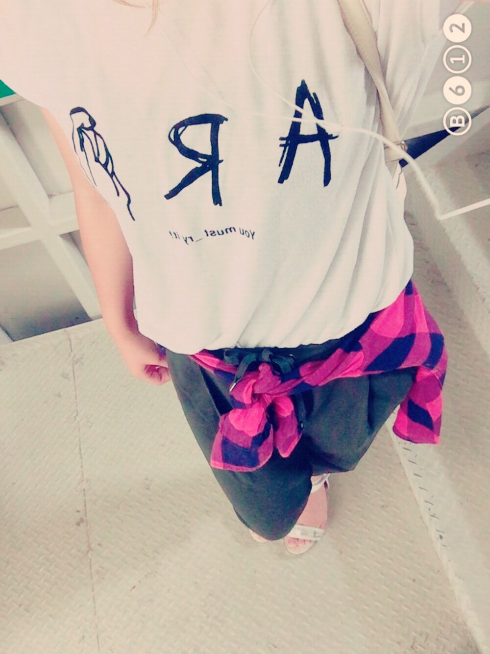 「ラフ、ラフスタイル、Tシャツ、バイトまで、いってきます、カーキ」｜「JEANASISのアイテム（トップス、ホワイト系）」を使った、アタエ ノ ユキチャさん（レディース・168cm）の秋コーディネートの1枚目の写真
