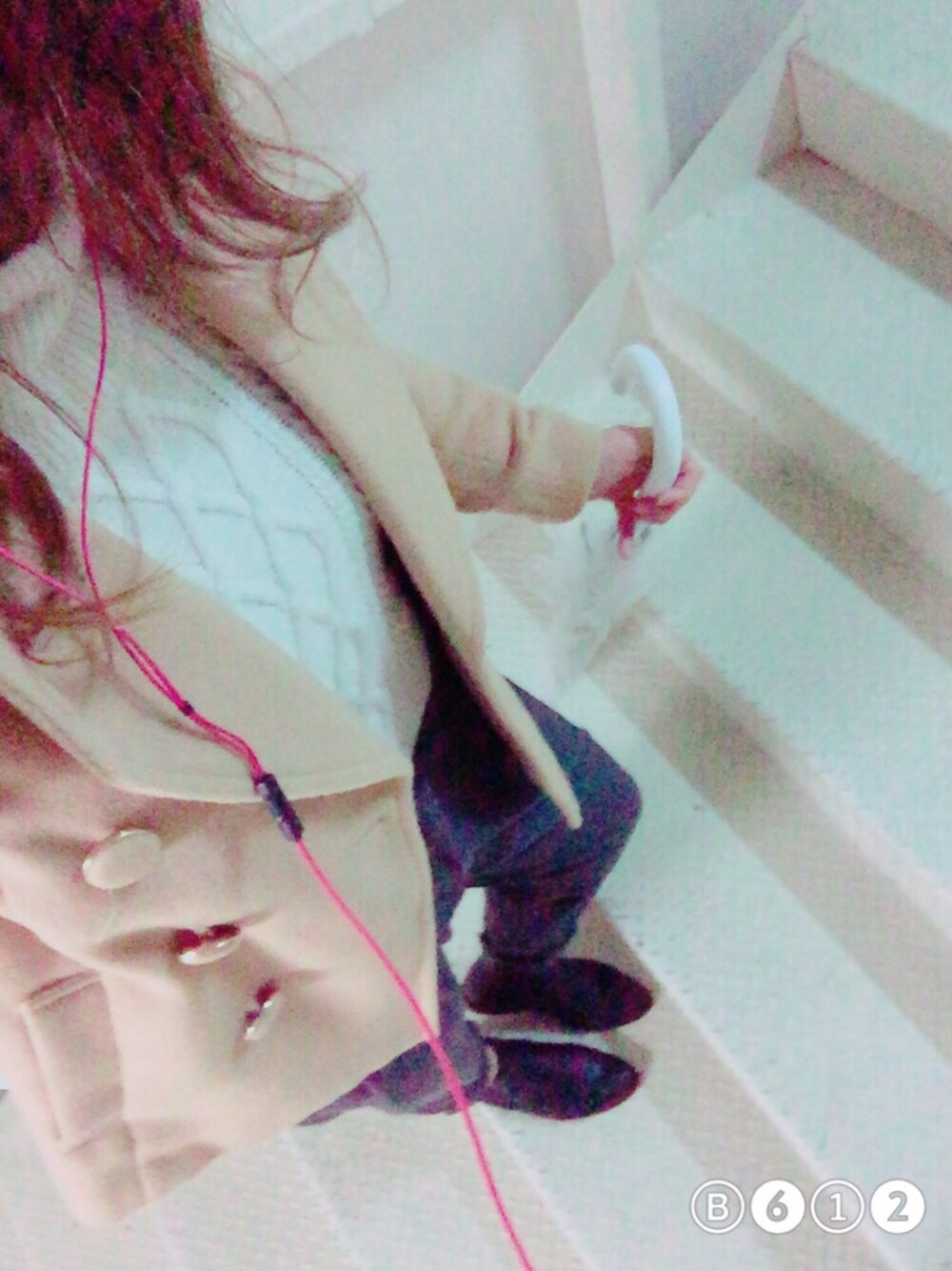 「白ニット、サロペット、可愛さを出したい、ふわふわ女子感、甘辛ミックス、ボトルネック、ハイネック、寒くなってきた、冬、大学生」｜「GUのアイテム（サロペット/オーバーオール、グレー系）」を使った、アタエ ノ ユキチャさん（レディース・168cm）の冬コーディネートの1枚目の写真
