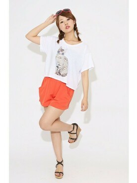 「LIMITLESS LUXURY（リミットレスラグジュアリー）のCOOL CATS CLUB サングラスキャットTシャツ。（Tシャツ/カットソー、ホワイト系）」を使った、LIMITLESS LUXURY本社スタッフさん（レディース・163cm）の夏コーディネート