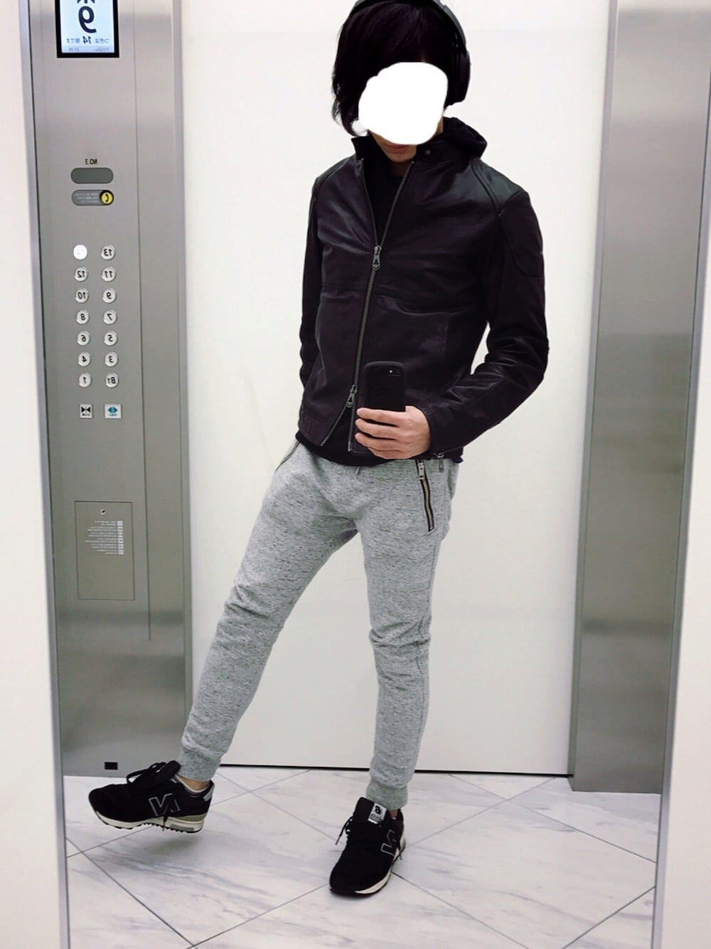 グレー系のその他パンツ、ブラック系のスニーカー、ブラック系のライダースジャケットを着用したメンズの秋コーディネートの1枚目の写真