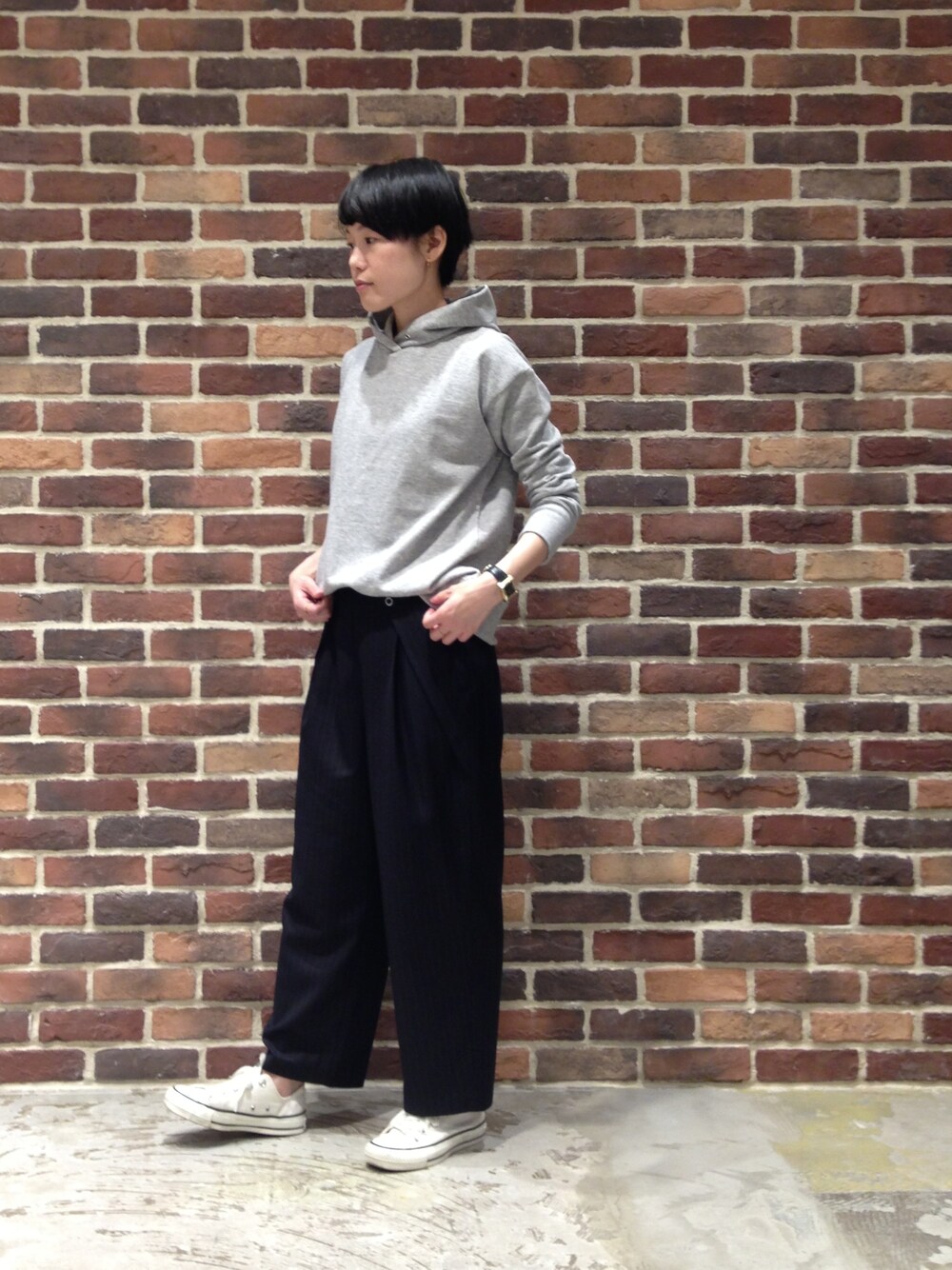 「スニーカー、カジュアル、シンプル、ボーイッシュ、パーカー、ストライプ、モノトーン、ワイドパンツ、ラフ、パンツスタイル」｜「NOMBRE IMPAIRの杉綾ピンストライプ ワイドクロップドパンツ（その他パンツ、ブルー系）」を使った、nishimura.さん（レディース・160cm）の冬コーディネートの1枚目の写真