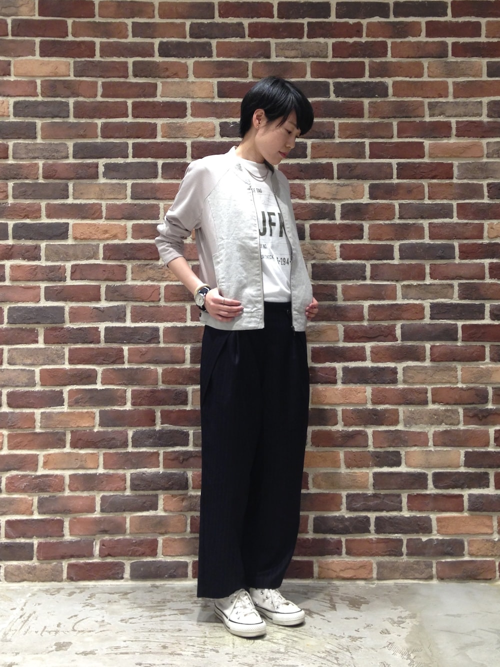 「スニーカー、カジュアル、シンプル、ボーイッシュ、休日スタイル、ワイドパンツ、ストライプパンツ、春、白Tシャツ、着回しコーデ」｜「NOMBRE IMPAIRの杉綾ピンストライプ ワイドクロップドパンツ（その他パンツ、ブルー系）」を使った、nishimura.さん（レディース・160cm）の春コーディネートの1枚目の写真