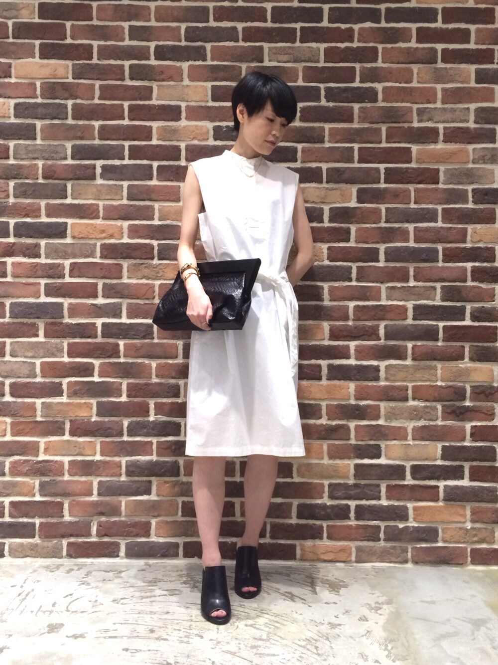 「ワンピース、シンプル、夏、クラッチバッグ、シャツワンピース、モノトーン、夏コーデ、ノースリーブ、着回しコーデ、オトナカジュアル」｜「NOMBRE IMPAIRのタイプライター スタンドワンピース（シャツワンピース、ホワイト系）」を使った、nishimura.さん（レディース・160cm）の夏コーディネートの1枚目の写真