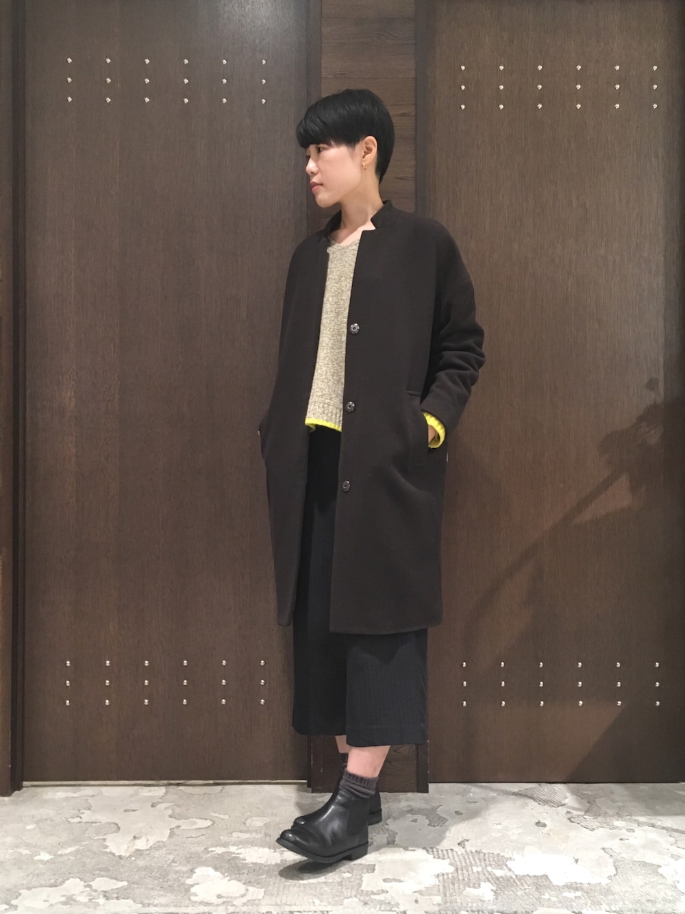 「コート、ニット、カジュアル、ショートブーツ、冬コーデ、コクーンコート、ブラウン、秋冬コーデ」｜「FIL DE FERのshepherd Twill ワイドプルオーバー（ニット/セーター、イエロー系）」を使った、nishimura.さん（レディース・160cm）の秋コーディネートの1枚目の写真