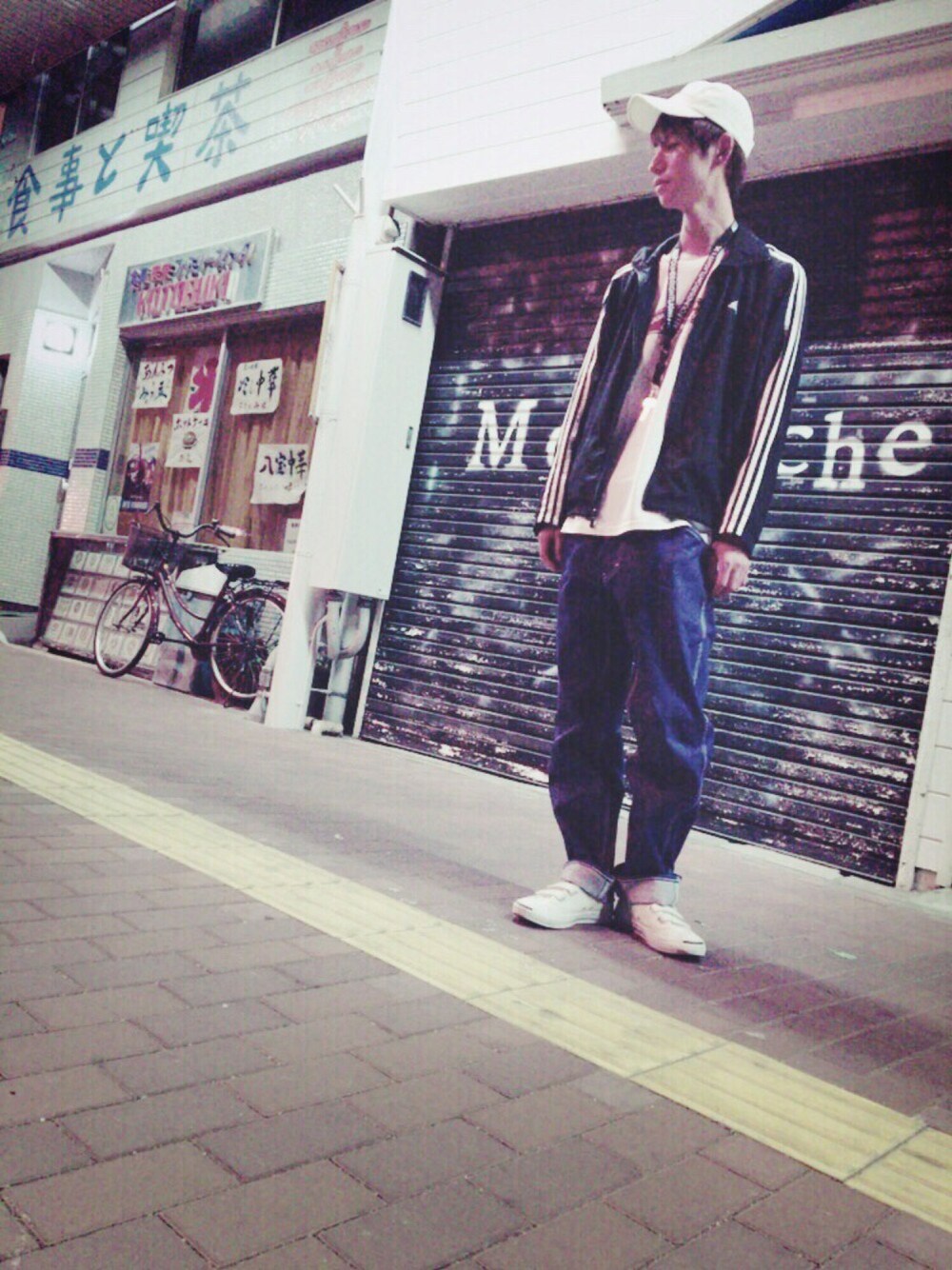 「ストリート、ジャージ、PNCK、SON OF THE CHEESE、ネックストラップ、snap、adidas、キャップ、古着、used」｜「SON OF THE CHEESEのアイテム（デニムパンツ、ブルー系）」を使った、Tomonori Asaiさん（メンズ・183cm）の夏コーディネートの1枚目の写真