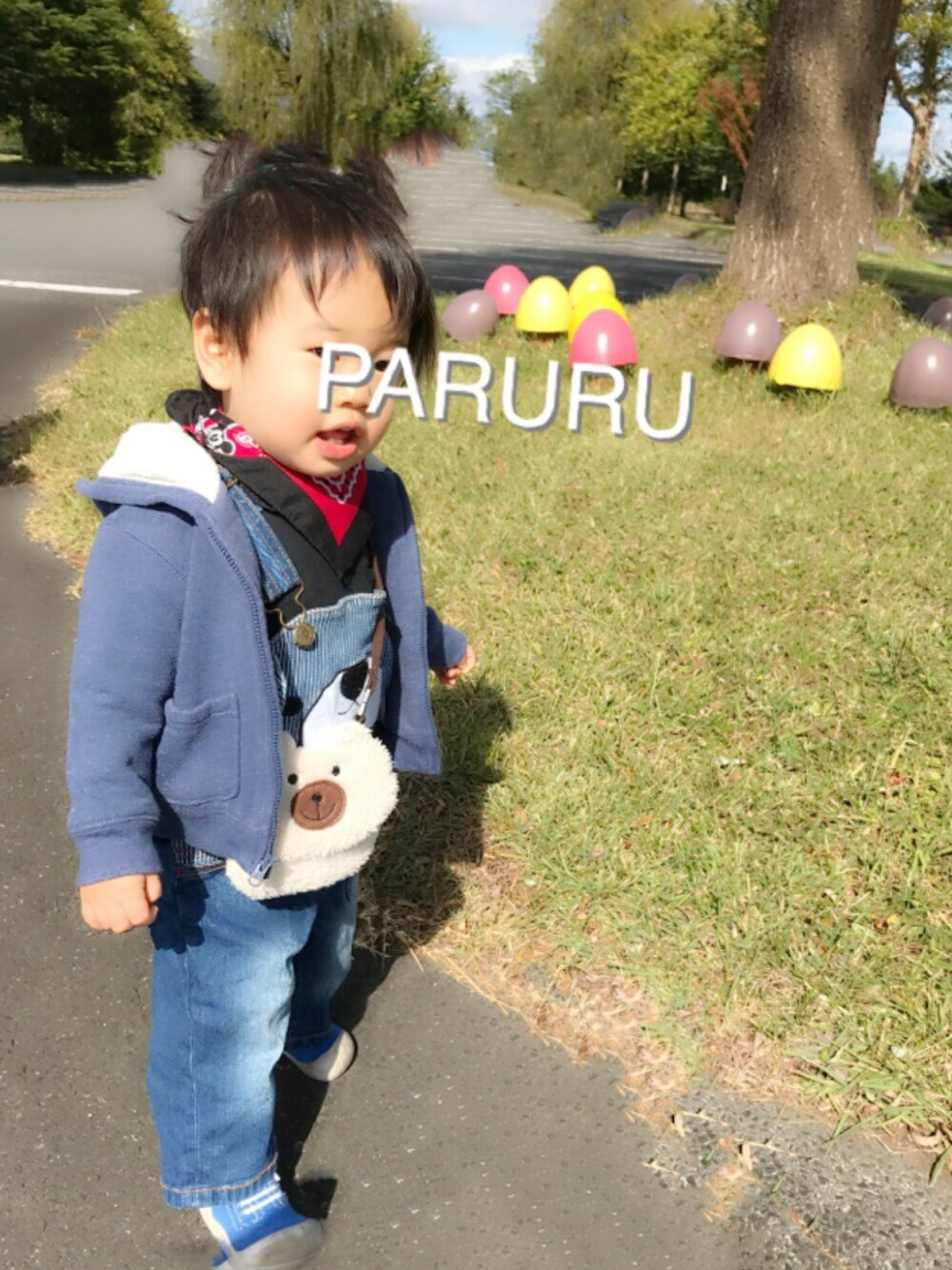「秋のコーデ、キッズファッション、カジュアル、男の子、男の子コーデ、babygap、1歳、1歳5ヶ月、くまさん、サロペット」｜「DAISOのアイテム（スタイ/よだれかけ、ブラック系）」を使った、ぱるるさん（キッズ・80cm）の秋コーディネートの1枚目の写真