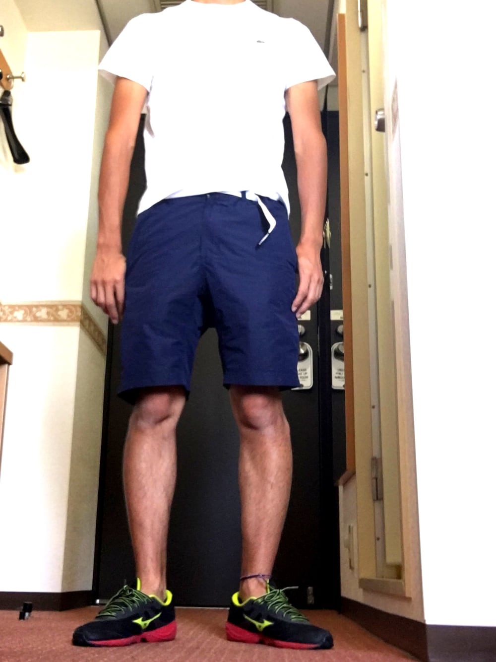「シンプルコーデ、白Tシャツ、短パン、短パン小僧、ラコステ、グラミチ」｜「GramicciのDUFFER×GRAMICCI NYLON NN-SHORTS：グラミチショートパンツ（その他パンツ、ブルー系）」を使った、MKさん（メンズ・173cm）の夏コーディネートの1枚目の写真