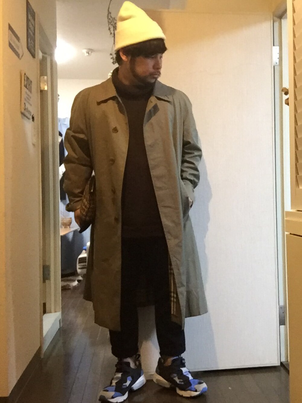 「シンプル、シンプルコーデ、冬、冬コーデ、スニーカー、GU、ニット、ニット帽、リーボック(Reebok)、クラッチバッグ」｜「Burberry Londonのアイテム（ダウンジャケット/コート、グリーン系）」を使った、Yo4daさん（メンズ・165cm）の冬コーディネートの1枚目の写真