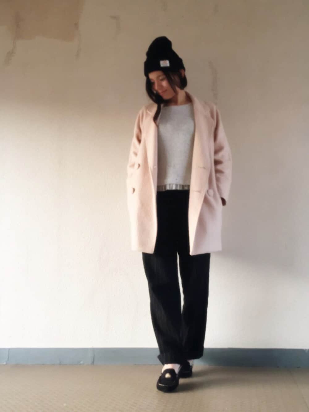 「ニットワッチ、ニットキャップ、ニット帽、チェスターコート、ワイドパンツ、スリッポン、モカシン、モカシンシューズ、ドラフトNU」｜「BONICA DOTのアイテム（チェスターコート、ピンク系）」を使った、麻依さん（レディース・158cm）の冬コーディネートの1枚目の写真