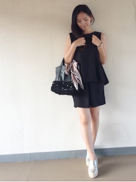 「earth music&ecology（アースミュージックアンドエコロジー）のアイテム（つなぎ/オールインワン、ブラック系）」を使った、麻依さん（レディース・158cm）の秋コーディネート