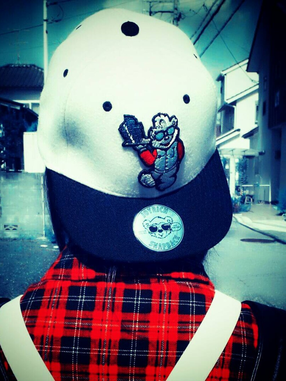 「murua、JOYRICH、WOmB、去年の秋、誕生日パーティーいく途中」｜「JOYRICHのRich Platter Snapback（キャップ、ホワイト系）」を使った、Uさん（レディース・157cm）の春コーディネートの1枚目の写真