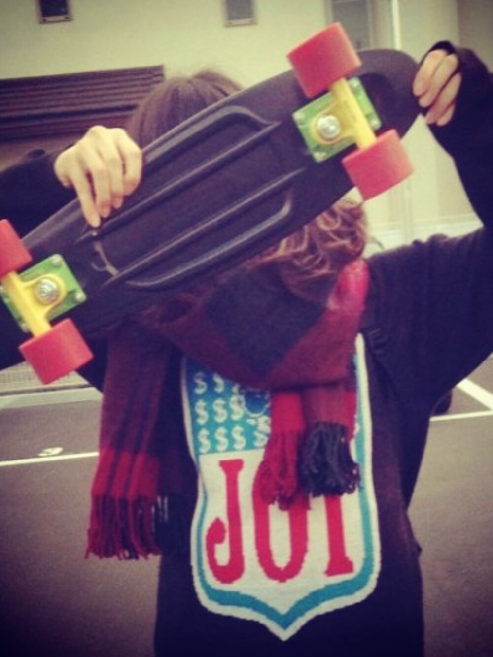 「リュック、マフラー、冬、JOYRICH、jansport、pennyskateboard」｜「JOYRICHのJoy Team Logo Knit Crew（ニット/セーター、ブラック系）」を使った、Uさん（レディース・157cm）の春コーディネートの1枚目の写真
