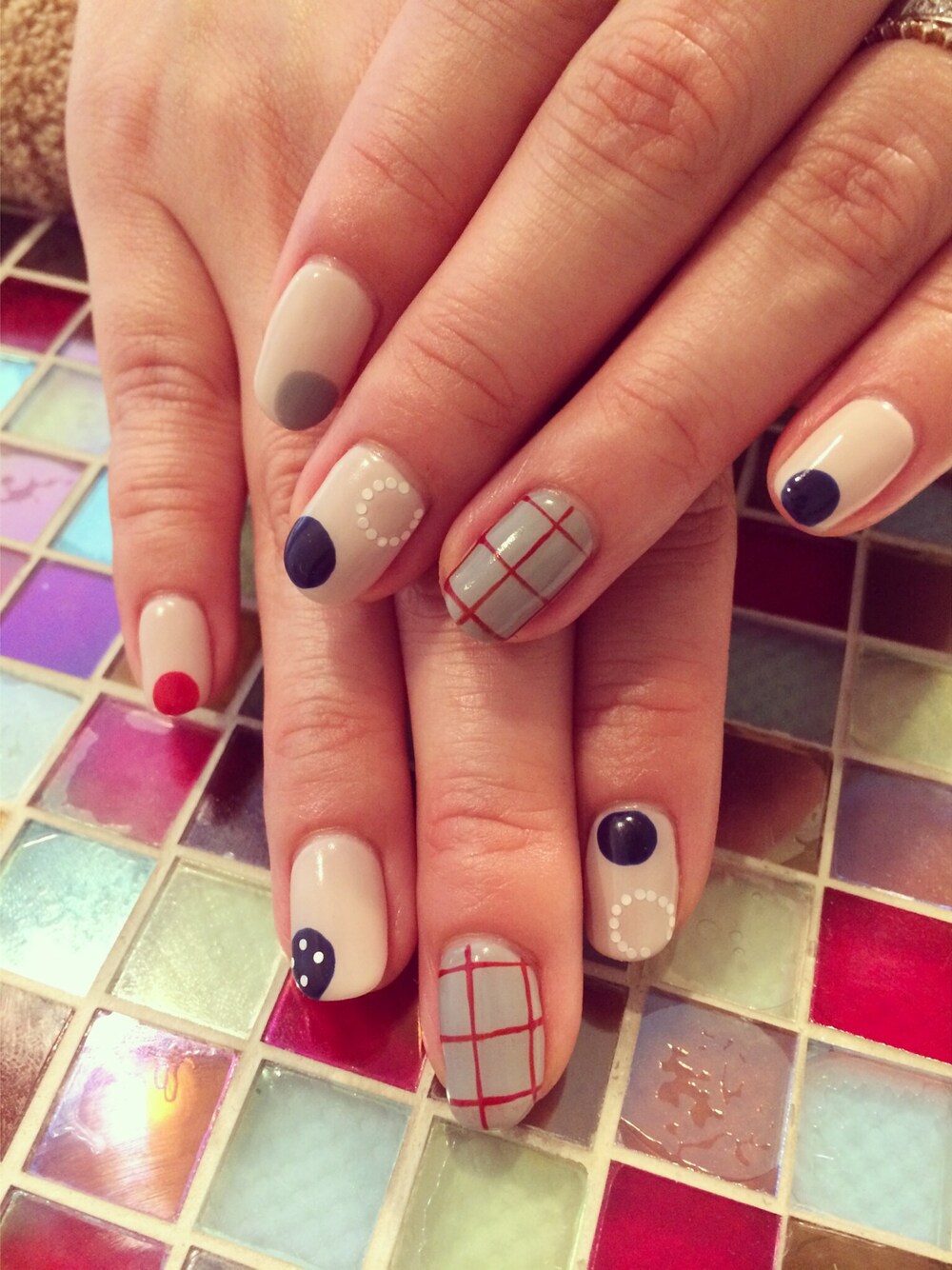 「ネイル、ジェルネイル、ドット、チェック、nail 」｜「JUPITERのrefinoリング（リング、ゴールド系）」を使った、まりすけさん（レディース・160cm）の秋コーディネートの1枚目の写真