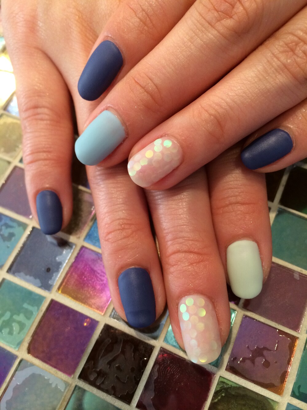 「ネイビー、ネイル、nail 、マットネイル、ホログラム」｜「JUPITERのrefinoリング（リング、ゴールド系）」を使った、まりすけさん（レディース・160cm）の冬コーディネートの1枚目の写真