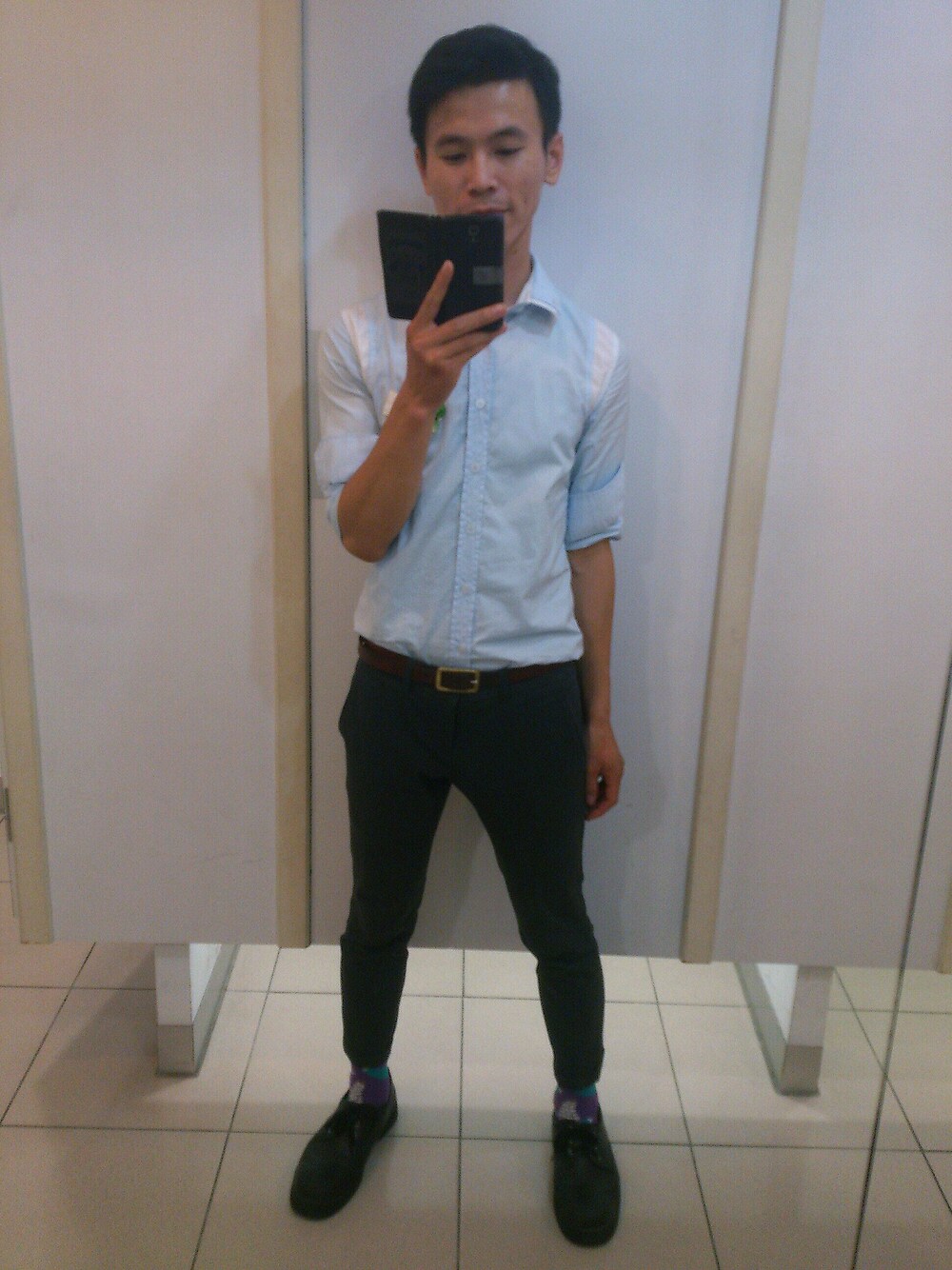 「blue、casual、gray、white、purple、socks、Nori」｜「plain meの灰色九五分西裝褲（スーツパンツ、グレー系）」を使った、TWO PIECE 丫撇さん（メンズ・171cm）の秋コーディネートの1枚目の写真