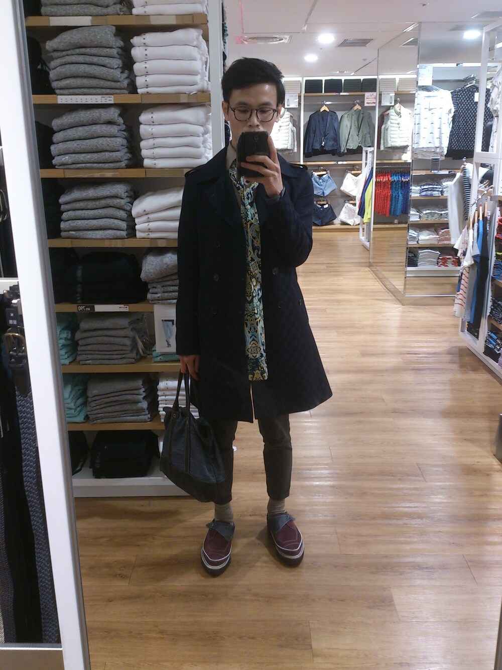 「yellow、gray、purple、socks、navy blue 」｜「FINDの海軍藍長版格紋風衣（トレンチコート、ブルー系）」を使った、TWO PIECE 丫撇さん（メンズ・171cm）の冬コーディネートの1枚目の写真