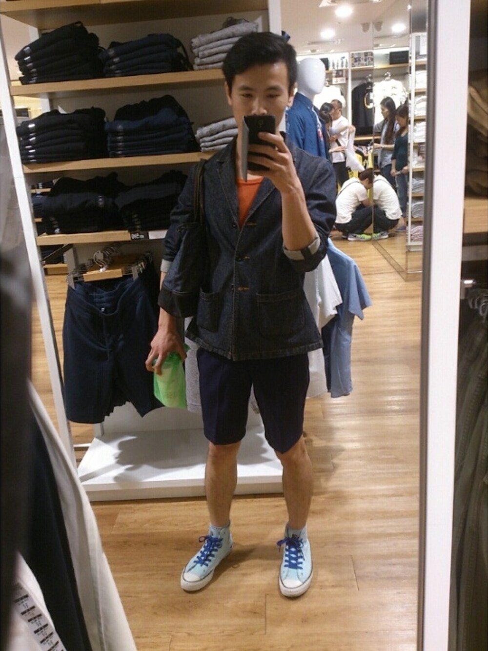 ブルー系のテーラードジャケットを着用したメンズの春コーディネートの1枚目の写真