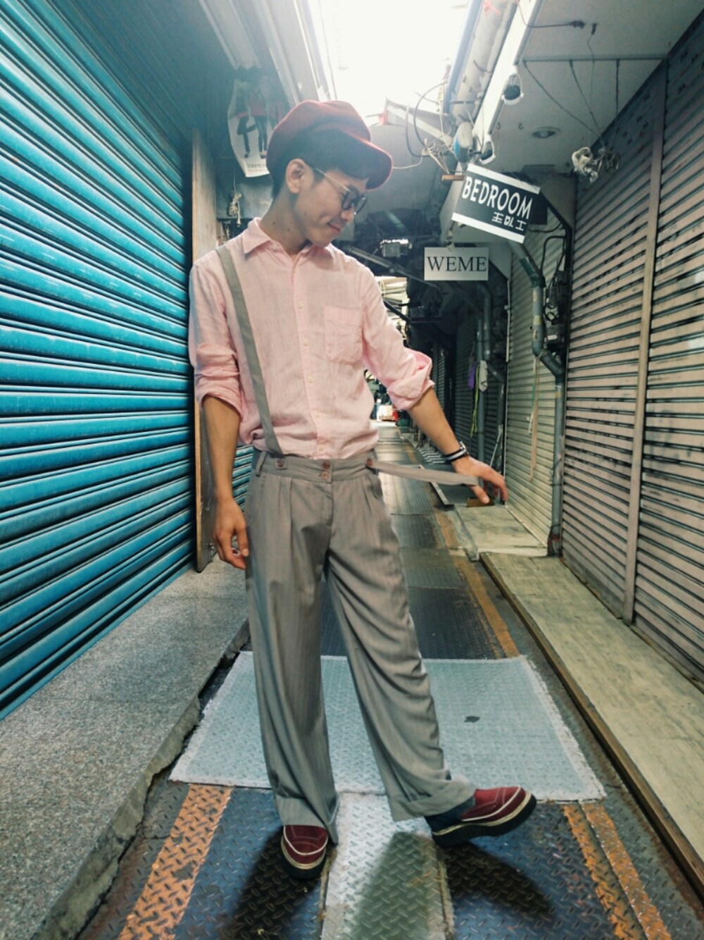 「TWOXPIECE、新竹市中正台夜市第六街245號、二手救春秋、ootd、vintage、英倫、中性、day20161027」｜「UNIQLOのアイテム（シャツ/ブラウス、ピンク系）」を使った、TWO PIECE 丫撇さん（メンズ・171cm）の秋コーディネートの1枚目の写真