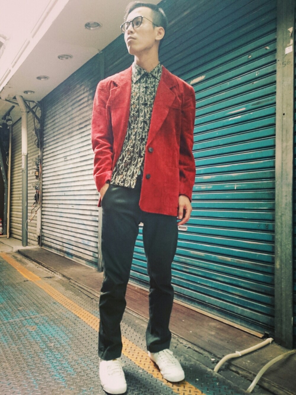 「TWOXPIECE、新竹市文昌街中正台夜市第六街245號、二手救春秋、ootd、vintage、中性、英倫、day20161204」｜「TWO PIECE 二手屋のアイテム（テーラードジャケット、レッド系）」を使った、TWO PIECE 丫撇さん（メンズ・171cm）の冬コーディネートの1枚目の写真