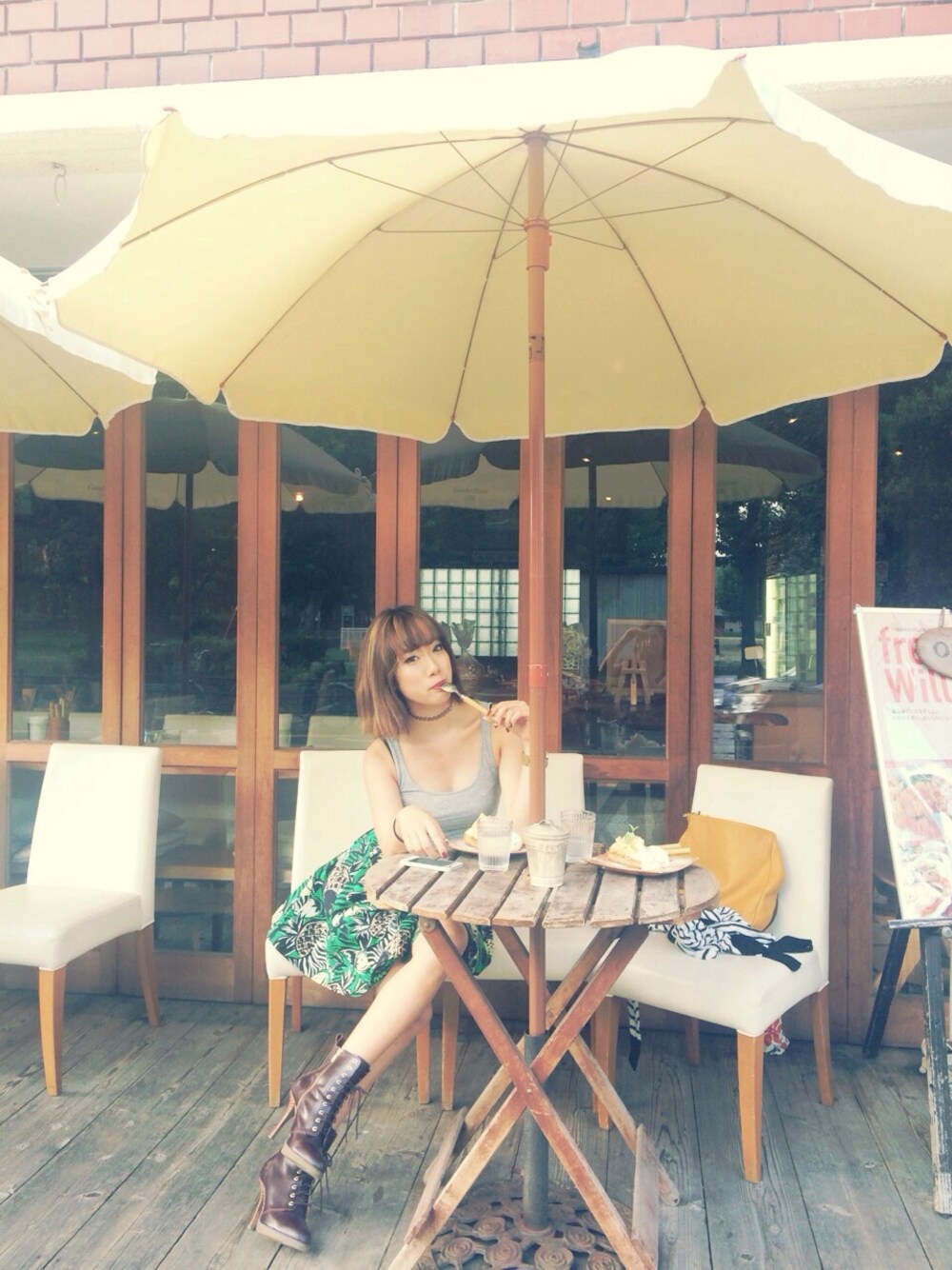 「ランチ、ランチコーデ」｜「Dr. Martensのアイテム（ブーティ、ブラウン系）」を使った、nami_kanemotoさん（レディース・157cm）の秋コーディネートの1枚目の写真
