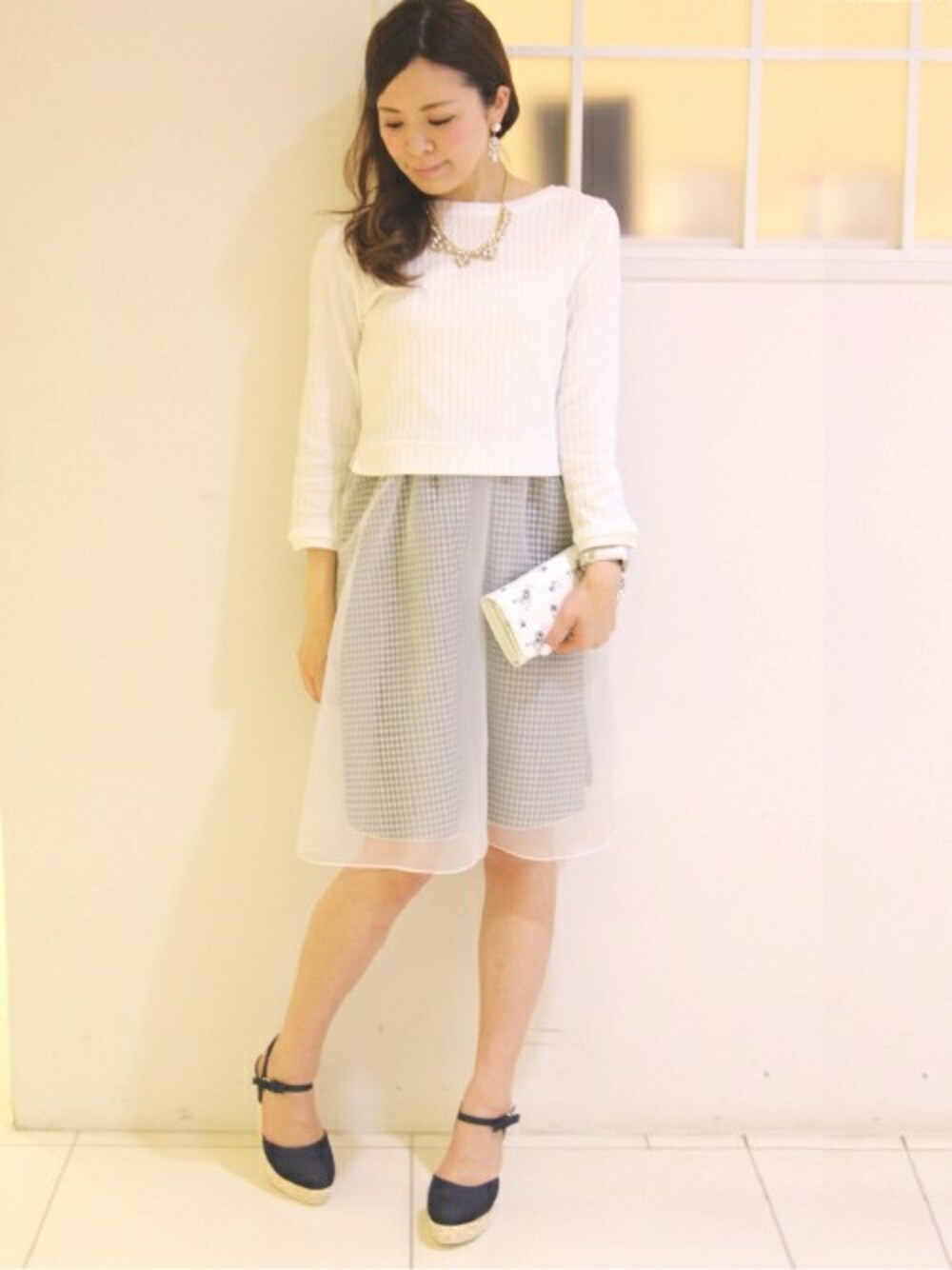 ホワイト系のワンピースを着用したレディースの春コーディネートの1枚目の写真
