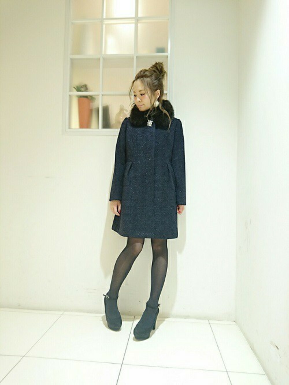 「#ファー、＃ウールコート、#コーディネート、#outfit、#女子会、#ootd、＃クリスマス、#オトナ女子、＃忘年会、＃新年会」｜「Rewdeのﾌｫｯｸｽﾌｧｰﾗﾒ入りﾛﾝｸﾞｺｰﾄ（6R06-0550)（ステンカラーコート、ブルー系）」を使った、YOCCIさん（レディース・163cm）の冬コーディネートの1枚目の写真
