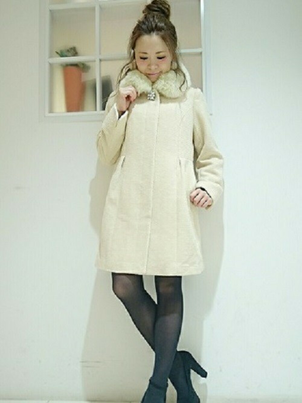 「#ファー、＃ウールコート、#コーディネート、#outfit、#ビジュー、#女子会、#ootd、＃クリスマス、＃忘年会、＃新年会」｜「Rewdeのﾌｫｯｸｽﾌｧｰﾗﾒ入りﾛﾝｸﾞｺｰﾄ（6R06-0550)（ステンカラーコート、ホワイト系）」を使った、YOCCIさん（レディース・163cm）の冬コーディネートの1枚目の写真
