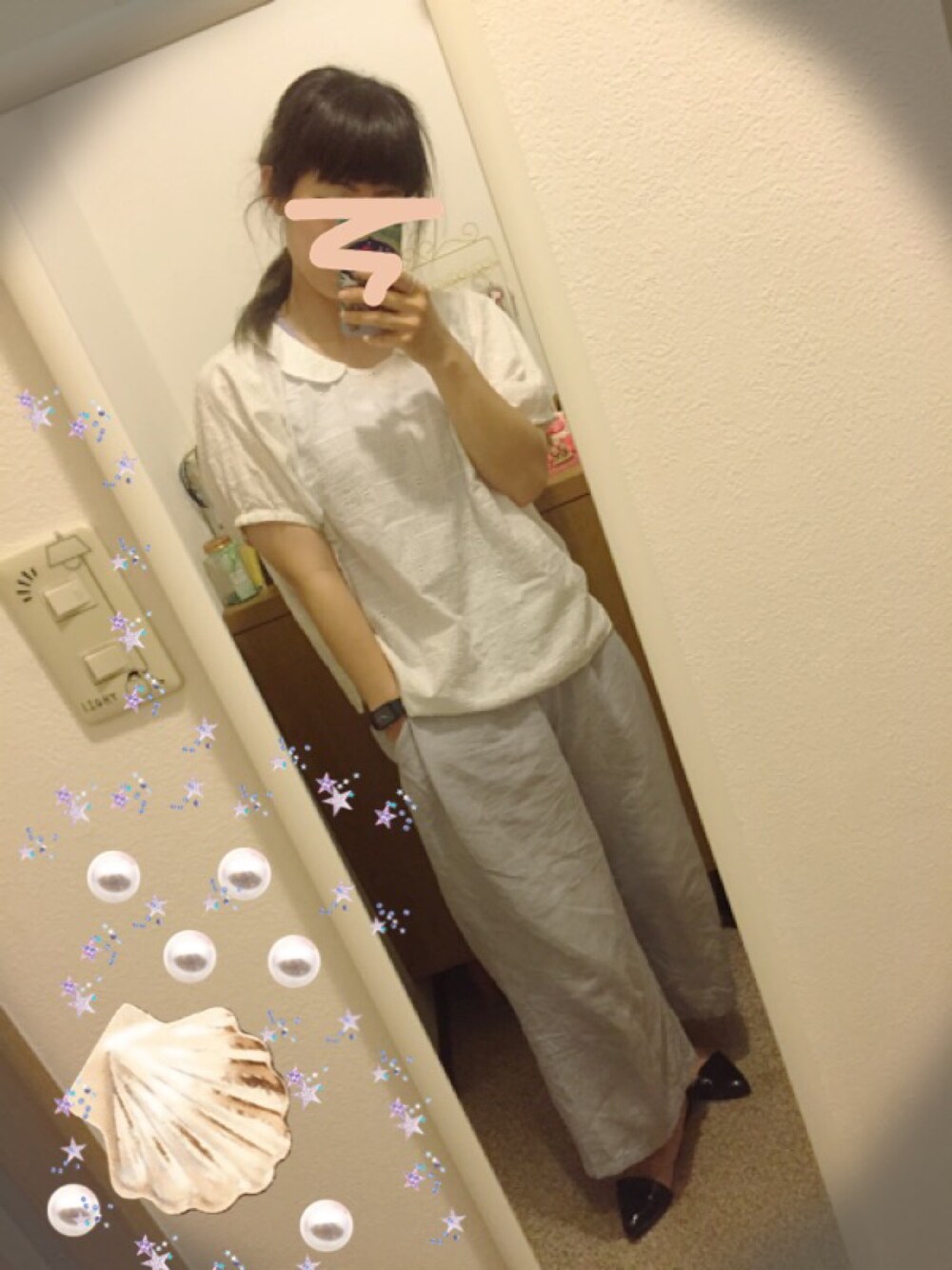 ホワイト系のシャツ/ブラウス、ブルー系のその他パンツ、ブラック系のサンダルを着用したレディースの夏コーディネートの1枚目の写真