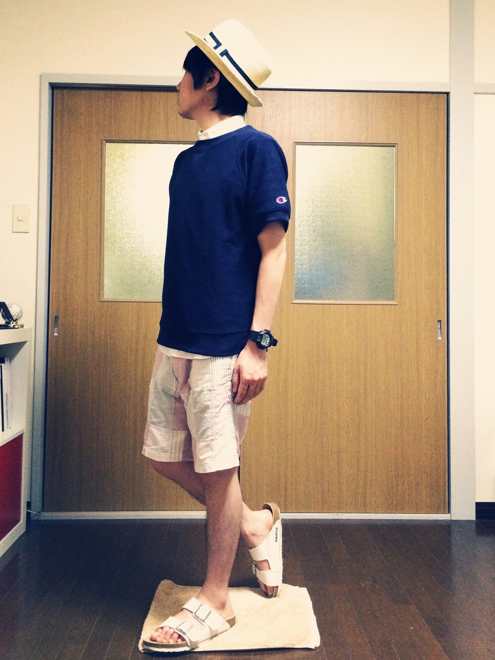 ブルー系のTシャツ/カットソー、ホワイト系のその他パンツ、ホワイト系のサンダルを着用したメンズの春コーディネートの1枚目の写真