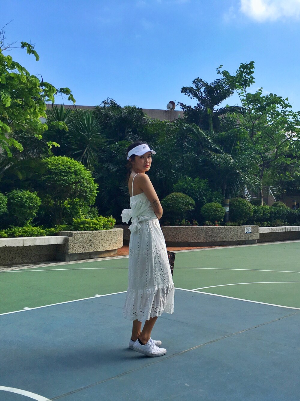 「ZaloraxWear、Zalora、ZALORAxWEARstylesquad、adidas、converse」｜「adidasのアイテム（サンバイザー、ホワイト系）」を使った、ジュデイJudy 👸🏿💅🏿さん（レディース・165cm）の夏コーディネートの1枚目の写真