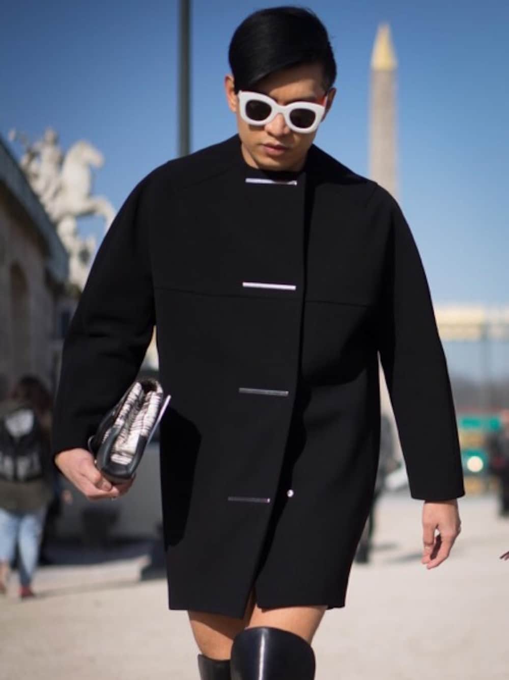 「BALENCIAGA、PARIS、CELINE、pfw、Jason wu」｜「BALENCIAGAのアイテム（ピーコート、ブラック系）」を使った、Bryan Grey Yambaoさん（メンズ・175cm）の春コーディネートの1枚目の写真