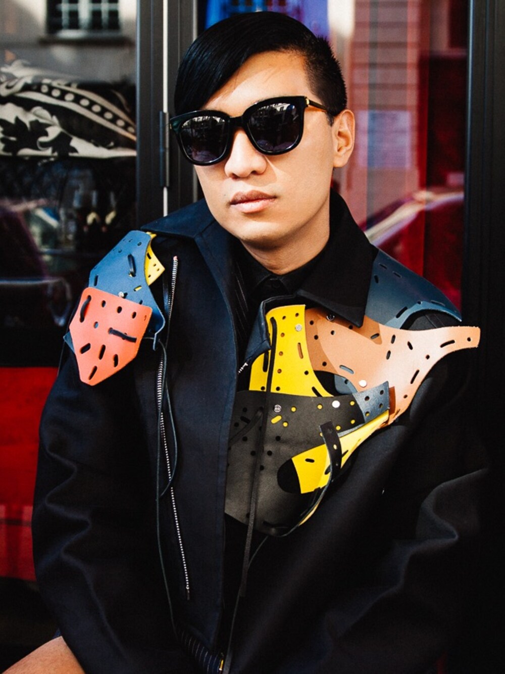 「PARIS、LOEWE」｜「gentle monsterのアイテム（サングラス、ブラック系）」を使った、Bryan Grey Yambaoさん（メンズ・175cm）の春コーディネートの1枚目の写真