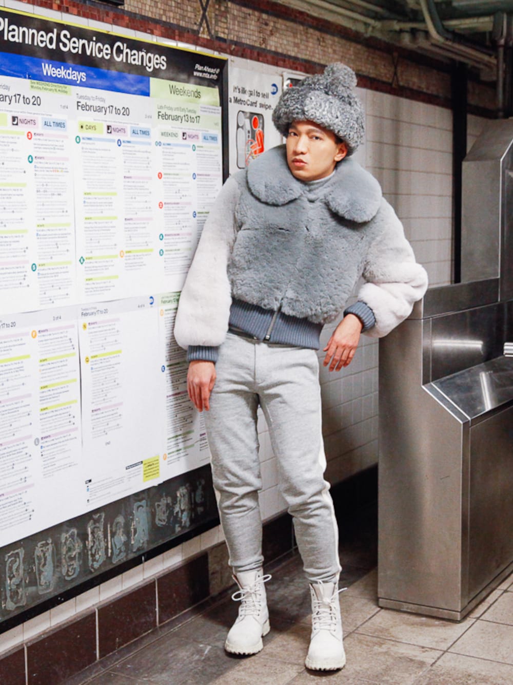 「Acne StudiosのAstrakhan fur hat（ハット、グレー系）」を使った、Bryan Grey Yambaoさん（メンズ・175cm）の春コーディネートの1枚目の写真