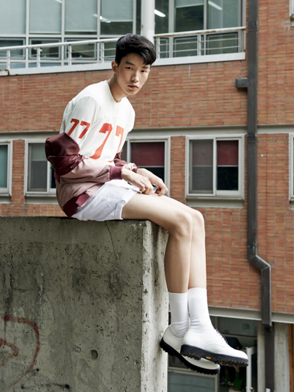 「STYLE、casual、korea、white、shoes、ootd、daily look、구두、로스트가든、LOST GARDEN」｜「LOST GARDENのLC1002C02（ドレスシューズ、ホワイト系）」を使った、LOSTGARDENさん（メンズ・187cm）の秋コーディネートの1枚目の写真