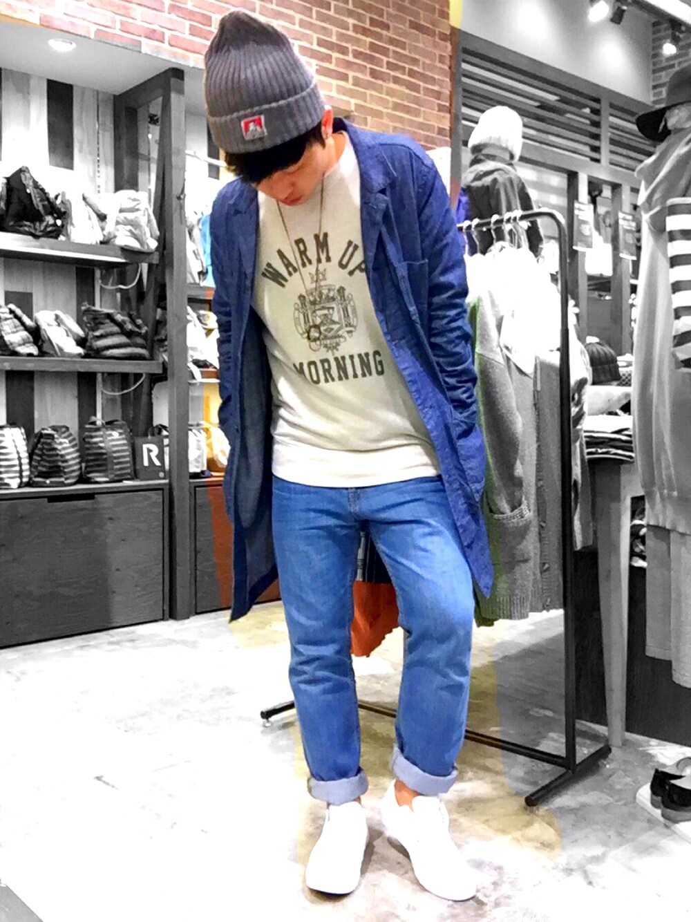 ブルー系のその他アウター、ホワイト系のTシャツ/カットソー、ブルー系のデニムパンツを着用したメンズの冬コーディネートの1枚目の写真