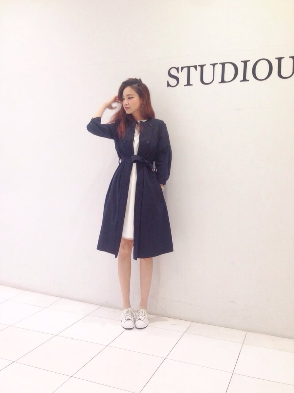 「STUDIOUS、08sircus、MIHARAYASUHIRO、TOKYO、PARCO SHIBUYA、トレンチコート、ワンピース、白スニーカー、ネイビー×ホワイト、ファッション手当」｜「08sircusのアイテム（トレンチコート、ブルー系）」を使った、MIRAN.KIMさん（レディース・158cm）の冬コーディネートの1枚目の写真