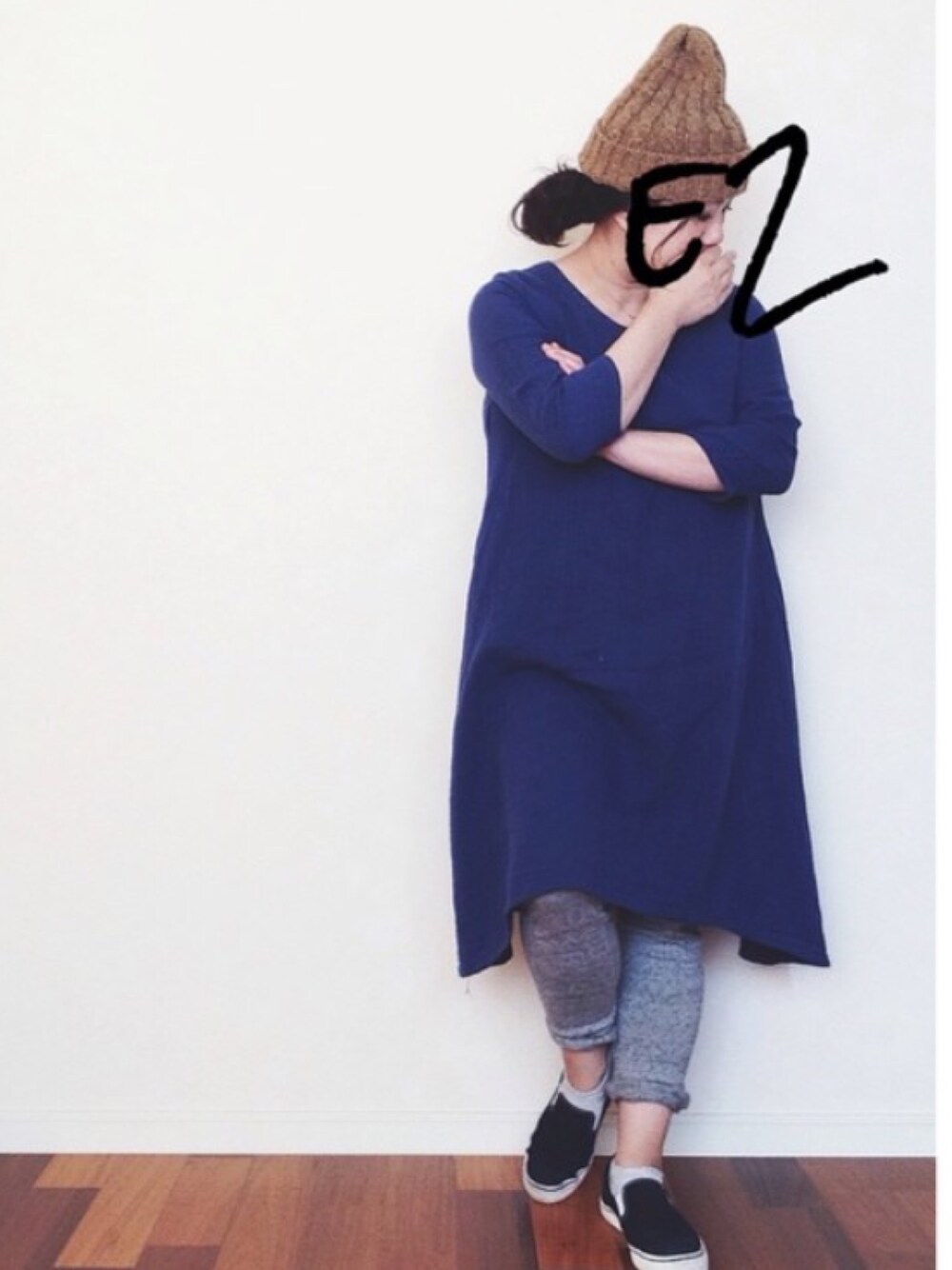 「ニット帽、大人カジュアル、青、ワンピース、ユニクロ、無印良品、シンプルコーデ、シンプル」｜「UNIQLOのWOMEN スウェットパンツ（パンツ、グレー系）」を使った、etsu さん（レディース・156cm）の秋コーディネートの1枚目の写真