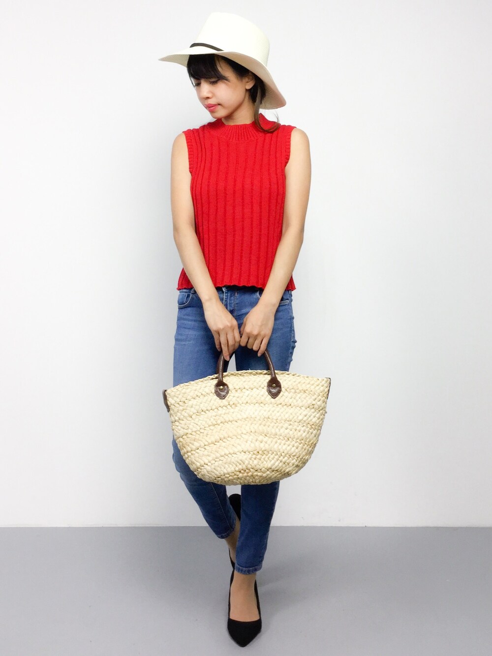 レッド系のベストを着用したレディースの夏コーディネートの1枚目の写真