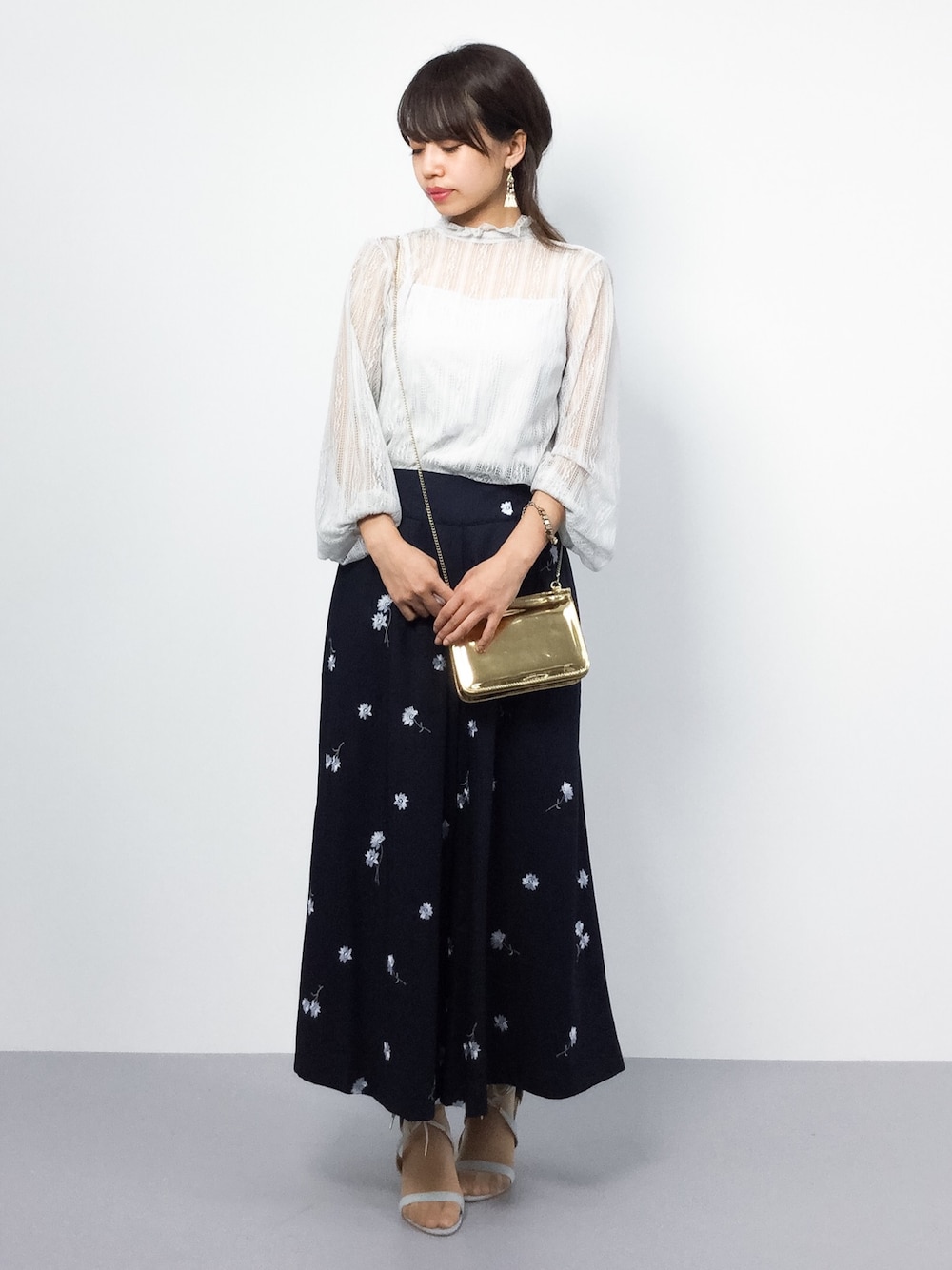 「シンプル、夏、花柄、秋のコーデ、ヴィンテージ、レース、レースアップシューズ、大人カジュアル、スカンツ、チビーズ✳︎」｜「Chicoのスタンドフリルレースブラウス（シャツ/ブラウス、グレー系）」を使った、erikoさん（レディース・152cm）の夏コーディネートの1枚目の写真