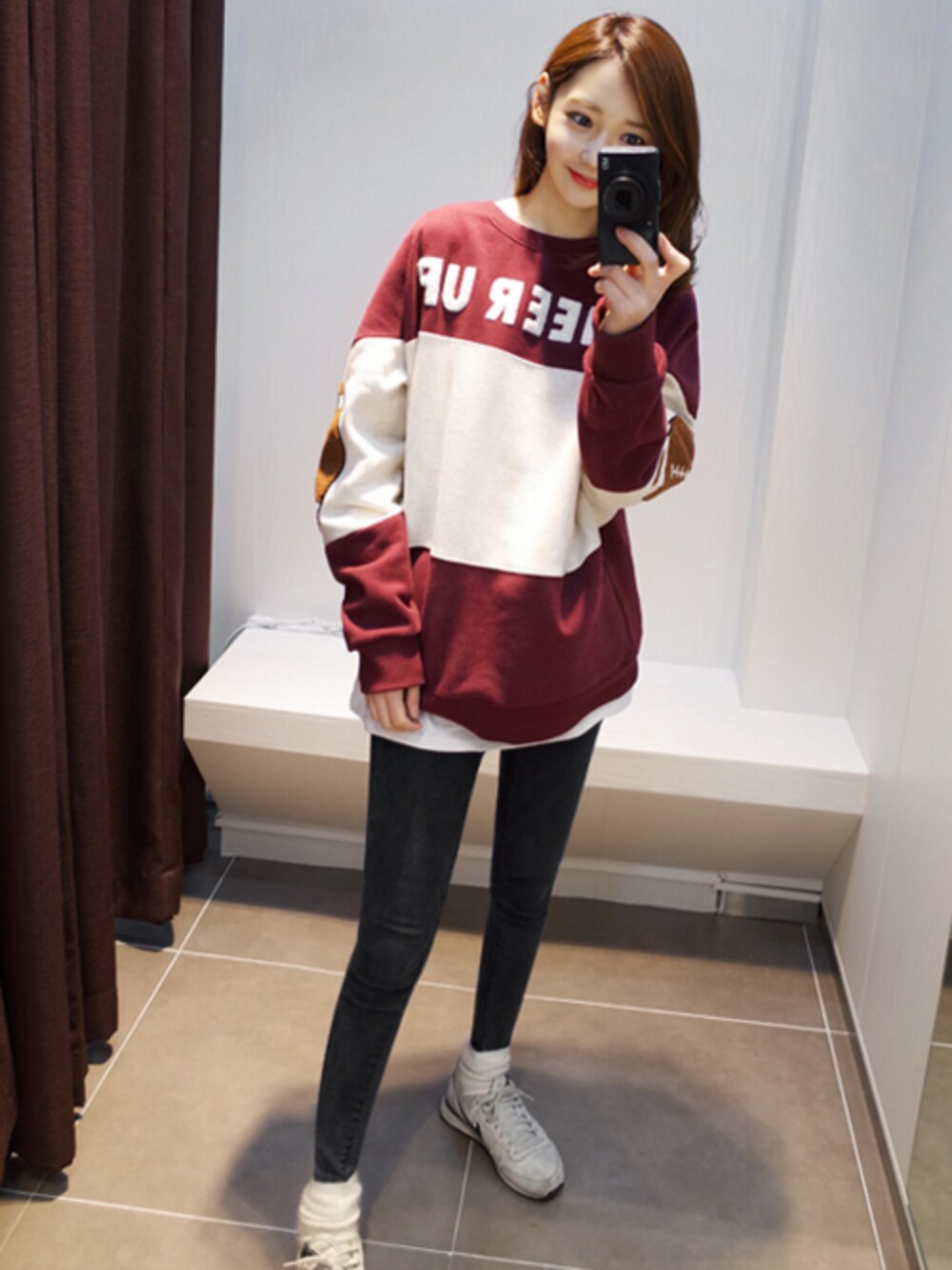 「スニーカー、アメカジ、ニット帽、スニーカーコーデ、スポーツミックス、コットン、韓国ブランド、韓国ファッション、ミンスショップ」｜「minsshopのラグビースウェット（スウェット、レッド系）」を使った、minsshopさん（レディース・165cm）の冬コーディネートの1枚目の写真