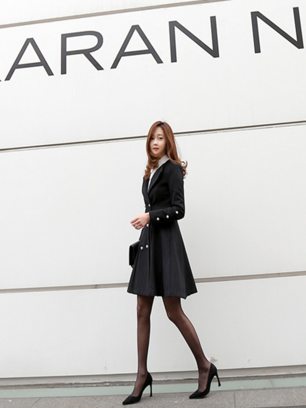 「フレアスカート、ブラックコーデ、パール、フェミニン、韓国ブランド、韓国ファッション、ミンスショップ」｜「minsshopのパールフレアコート（トレンチコート、ブラック系）」を使った、minsshopさん（レディース・165cm）の冬コーディネートの1枚目の写真