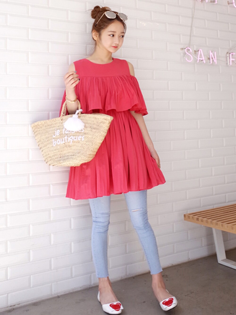 minsshopさんの「オフショルダーワンピース(2color)（minsshop）」を使ったコーディネートの1枚目の写真