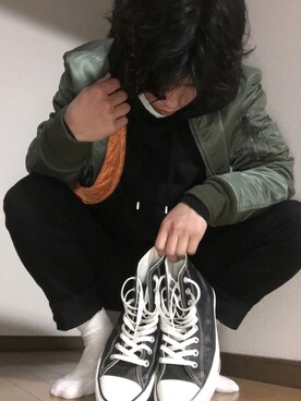 「CONVERSE（コンバース）のアイテム（スニーカー、ブラック系）」を使った、다이치さん（メンズ・174cm）の冬コーディネート
