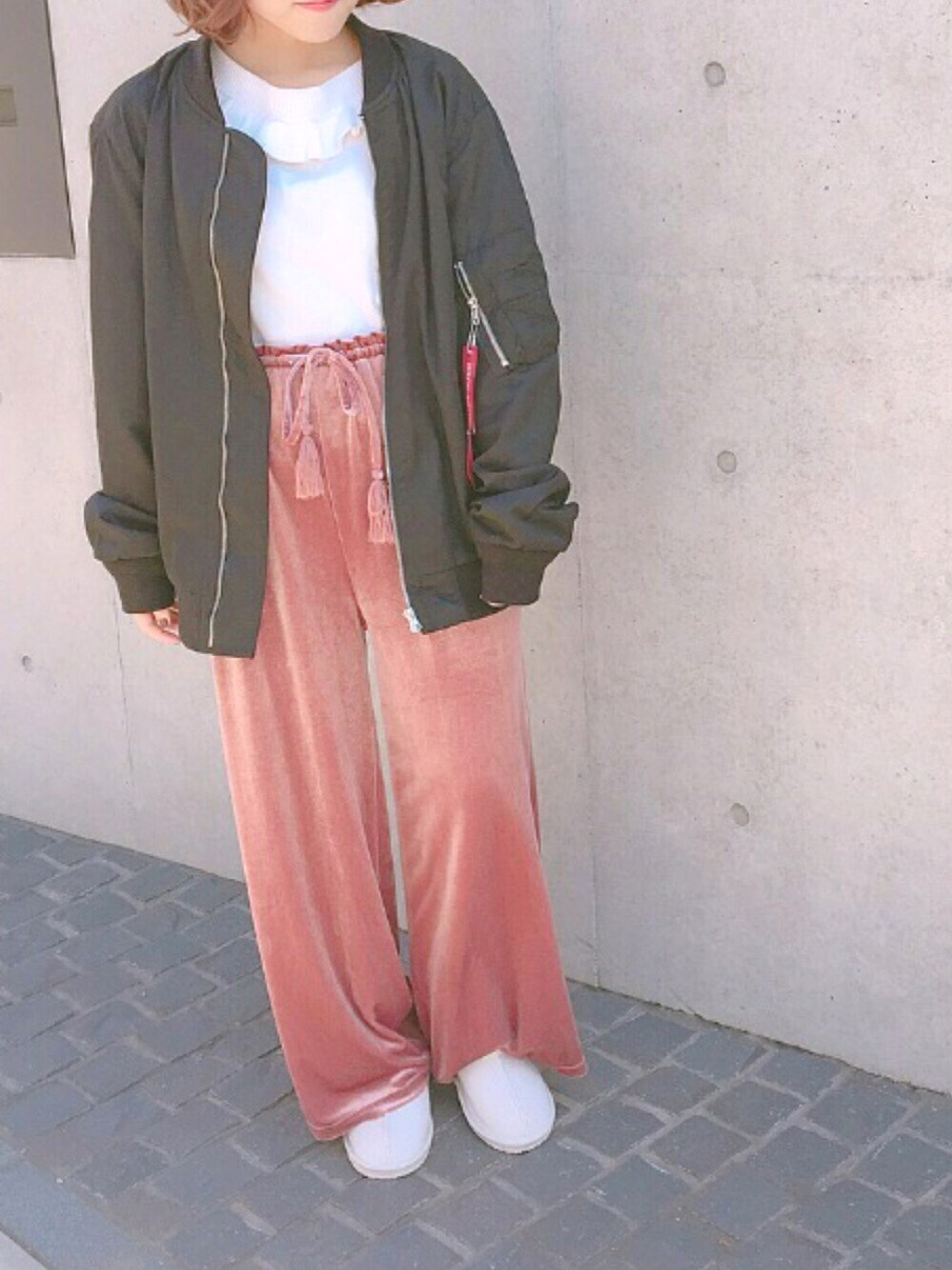「休日スタイル、MA-1、ベロアパンツ、WEGO、w closet、ブラック、ピンク、ホワイト、原宿、ootd」｜「w closetのアイテム（ニット/セーター、ホワイト系）」を使った、yum¡ ❤︎さん（レディース・148cm）の秋コーディネートの1枚目の写真