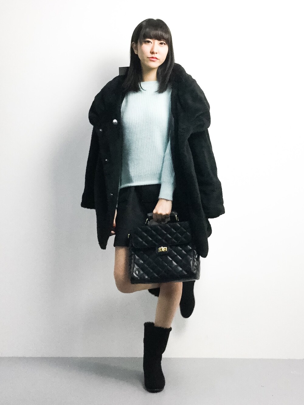 「黒、ムートンブーツ、ボアコート」｜「AZUL by moussyのボア裏付フーディコクーンCT（その他アウター、ブラック系）」を使った、Mirei❤︎さん（レディース・162cm）の冬コーディネートの1枚目の写真