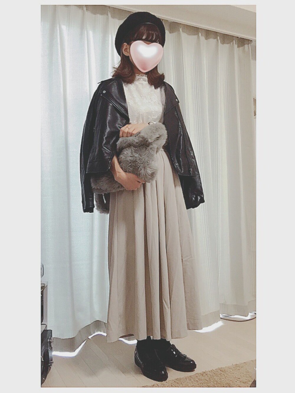 ホワイト系のシャツ/ブラウス、ブラック系のライダースジャケット、ベージュ系のその他パンツを着用したレディースの秋コーディネートの1枚目の写真
