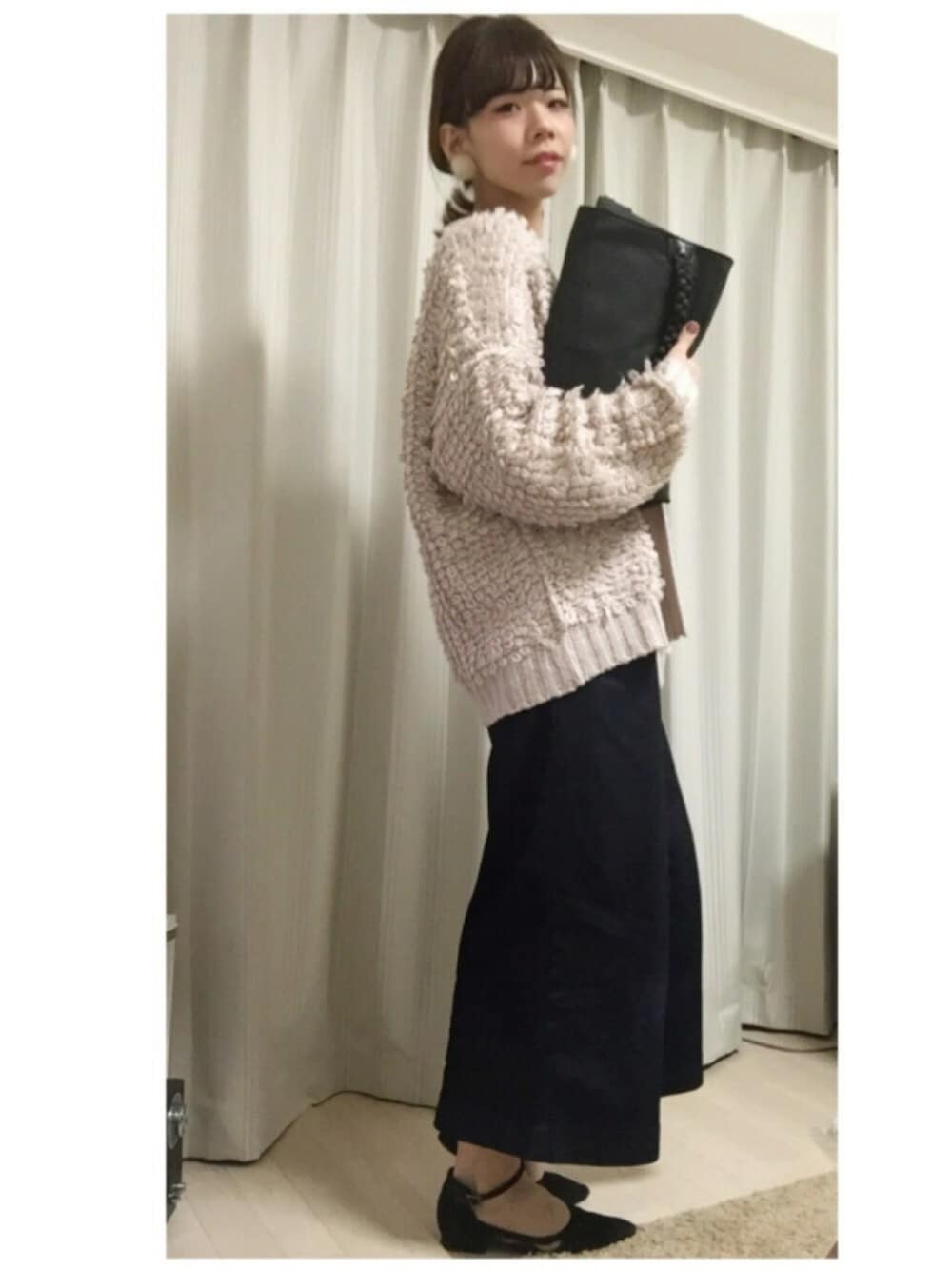 ピンク系のカーディガン/ボレロ、ブルー系のデニムパンツ、ブラック系のパンプスを着用したレディースの秋コーディネートの1枚目の写真