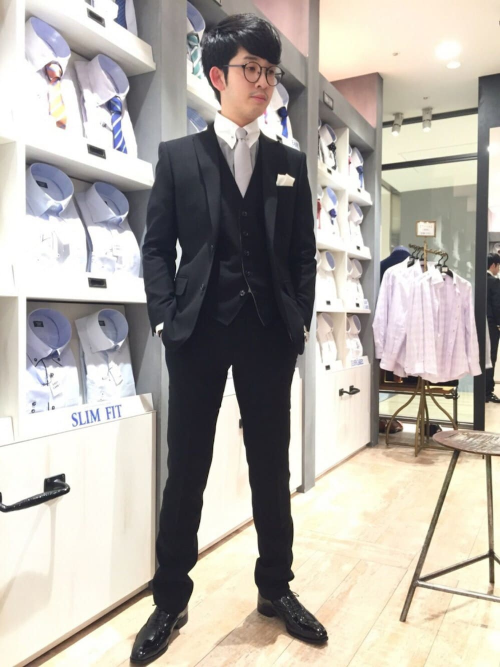 「スーツスタイル、ブライダル、白シャツ、CROWDEDCLOSET、ジャケット、松本パルコ、ポケットチーフ、セットアップ、ドレスシューズ、クラウデッドクローゼット」｜「CROWDED CLOSETのアイテム（スーツジャケット、ブラック系）」を使った、ユタさん（メンズ・175cm）の春コーディネートの1枚目の写真