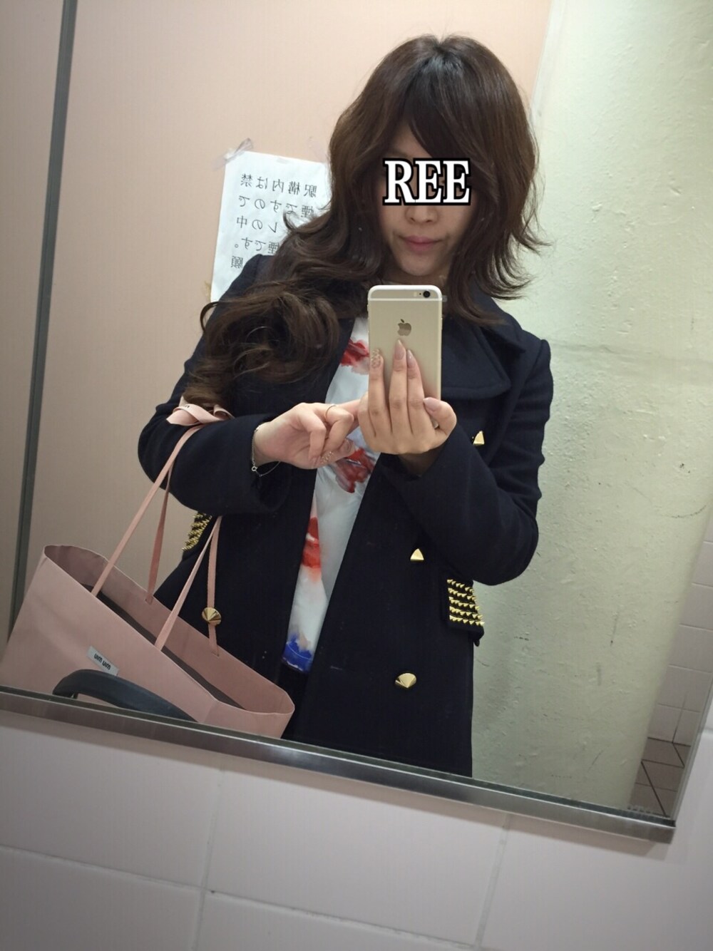 ブルー系のピーコート、ホワイト系のシャツ/ブラウス、ベージュ系のブーティを着用したレディースの冬コーディネートの1枚目の写真