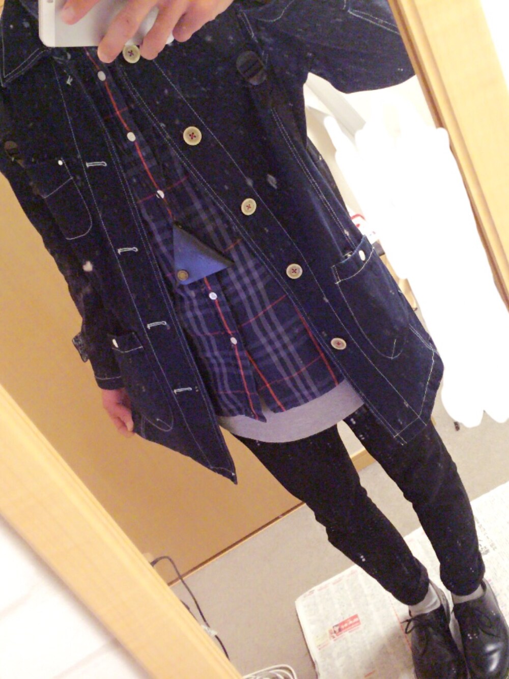 「Dr.Martens、黒スキニー、UNIQLO、burberry、ショップコート」｜「Dr. Martensのアイテム（その他小物、ブラック系）」を使った、ちゃ汰郎さん（メンズ・170cm）の冬コーディネートの1枚目の写真
